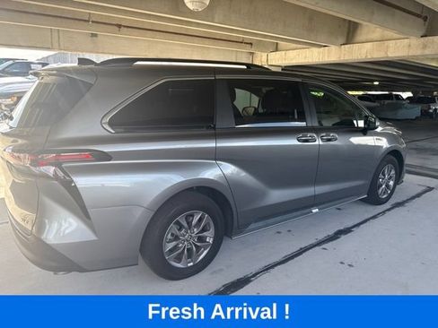 Used 2026 Toyota Sienna XLE FWD image 16