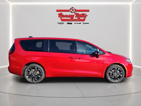 New 2026 Chrysler Pacifica Select image 6