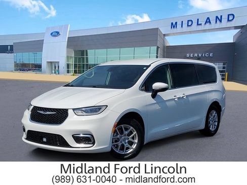 Used 2023 Chrysler Pacifica Touring-L FWD image 1