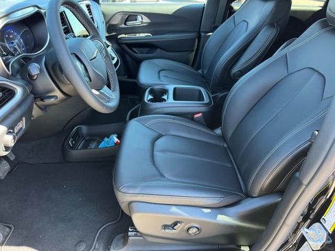 New 2026 Chrysler Pacifica Select image 10
