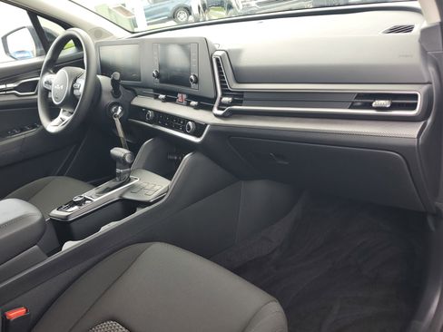 Used 2025 Kia Sportage LX image 17