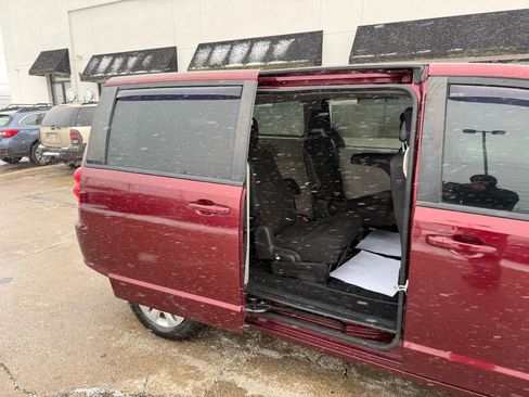 Used 2018 Dodge Grand Caravan SE w/ UConnect Hands-Free Group image 22