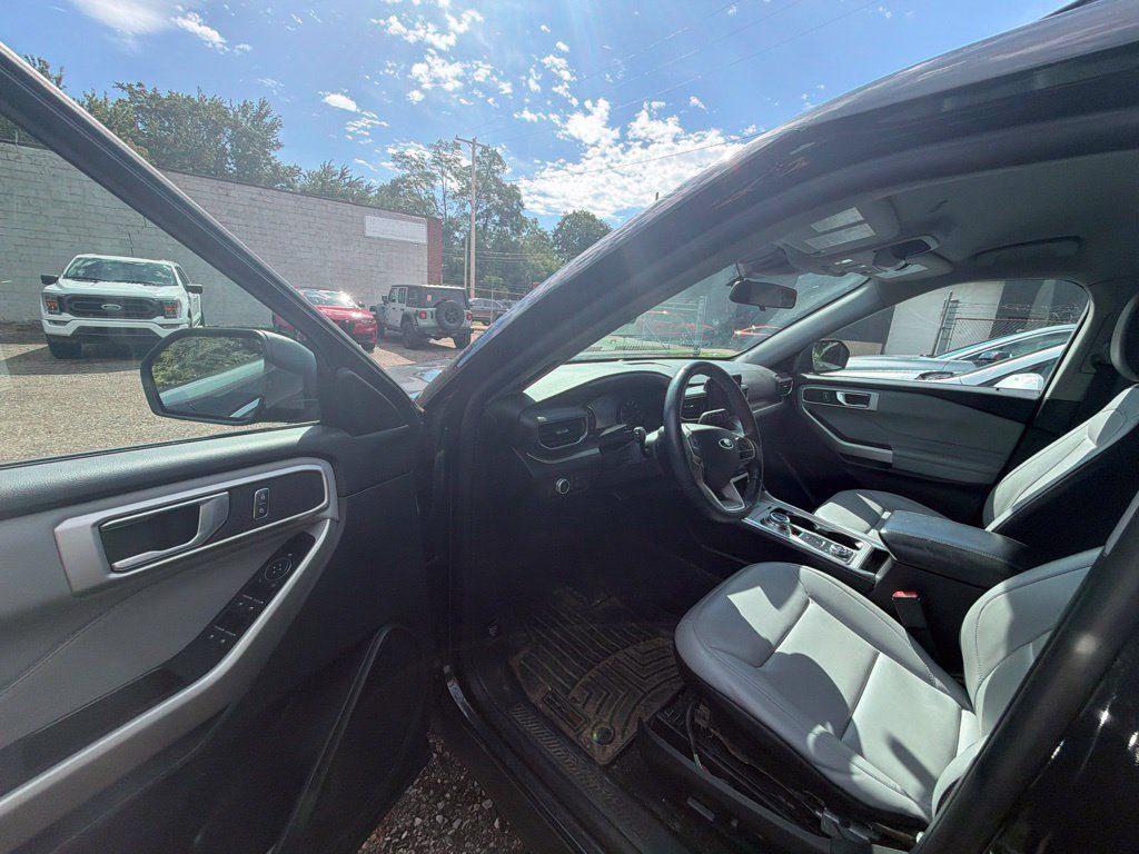 Used 2021 Ford Explorer XLT w/ Equipment Group 202A AWD/4WD image 9