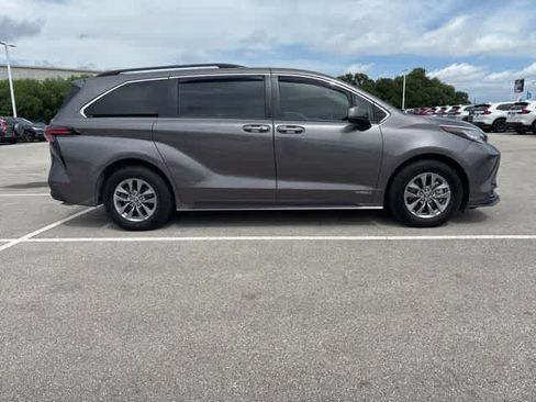 Used 2021 Toyota Sienna LE FWD image 6