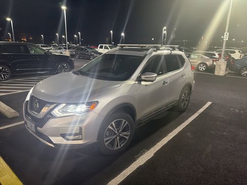 Used 2018 Nissan Rogue SL w/ Premium Package image 1