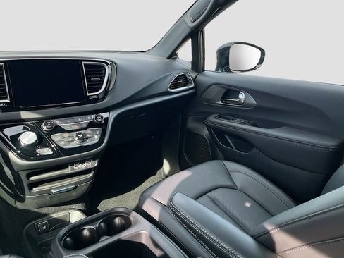 Used 2025 Chrysler Pacifica Select image 22