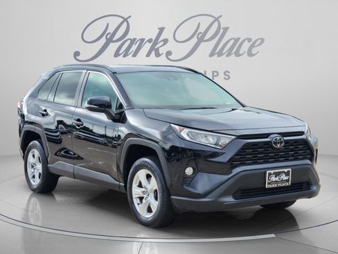 Used 2021 Toyota RAV4 XLE w/ Convenience Package AWD/4WD image 4