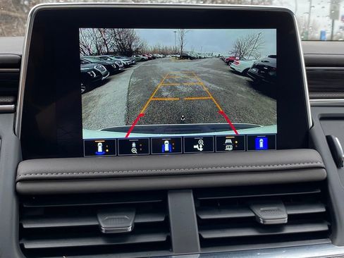 Used 2023 GMC Yukon SLT w/ SLT Premium Package image 14