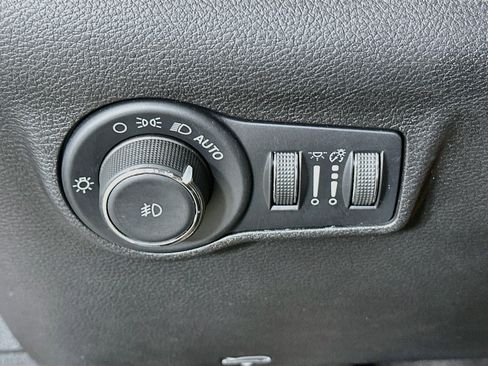 Used 2025 Jeep Compass Trailhawk AWD/4WD image 17