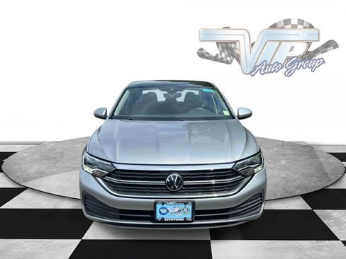 Used 2023 Volkswagen Jetta SE w/ Panoramic Sunroof Package FWD image 2