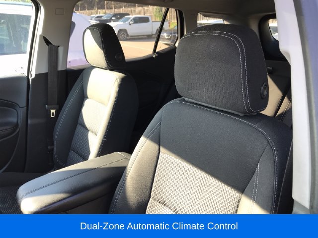 Used 2022 GMC Terrain SLE w/ Driver Convenience Package FWD image 4