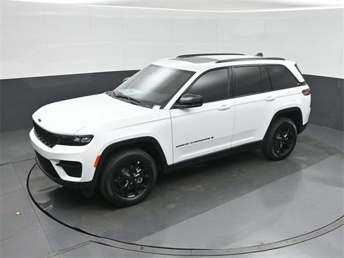 New 2025 Jeep Grand Cherokee Altitude image 25