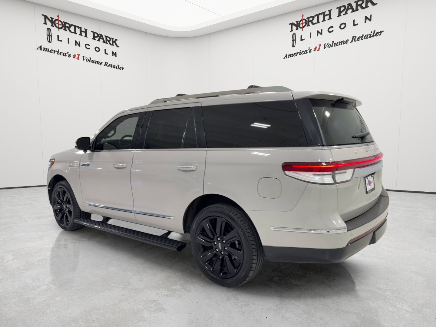 Used 2023 Lincoln Navigator Reserve AWD/4WD image 3