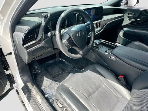 Used 2022 Lexus LS 500 w/ Accessory Package (Z2) RWD image 9