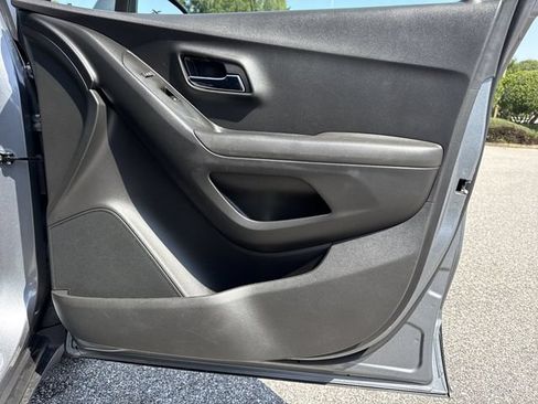 Used 2019 Chevrolet Trax LT w/ LT Convenience Package FWD image 23