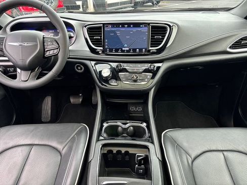 Used 2025 Chrysler Pacifica Limited image 8