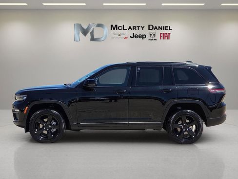 Used 2025 Jeep Grand Cherokee Limited w/ Black Appearance Package AWD/4WD image 3