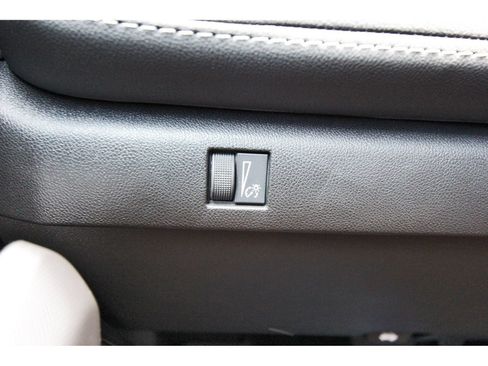 Used 2025 Chevrolet Colorado LT RWD image 22