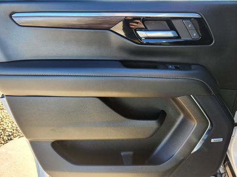 Used 2025 Chevrolet Suburban Z71 w/ Z71 Off-Road Package image 11