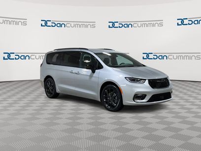 New 2026 Chrysler Pacifica Select w/ S Appearance Package