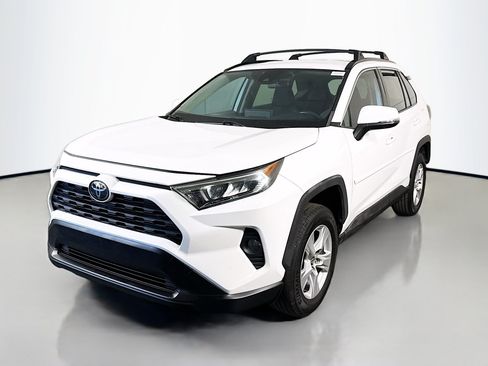 Used 2020 Toyota RAV4 XLE w/ Carpet Mat Package AWD/4WD image 4
