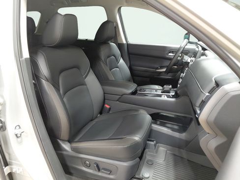 Used 2025 Nissan Pathfinder SL AWD/4WD image 15