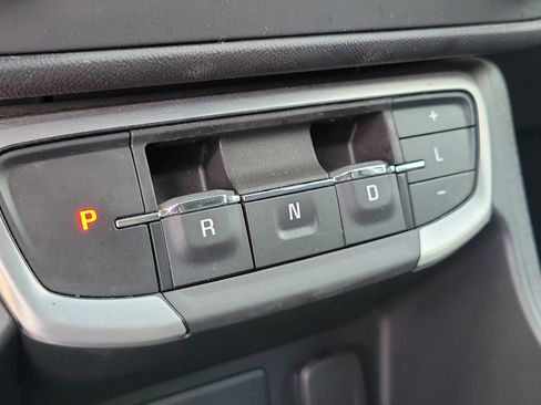 Used 2024 GMC Terrain SLE FWD image 25