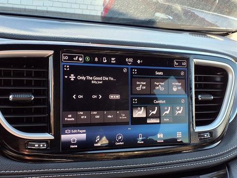 Used 2023 Chrysler Pacifica Touring image 3