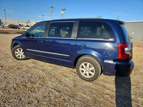 Used 2013 Chrysler Town & Country Touring image 7