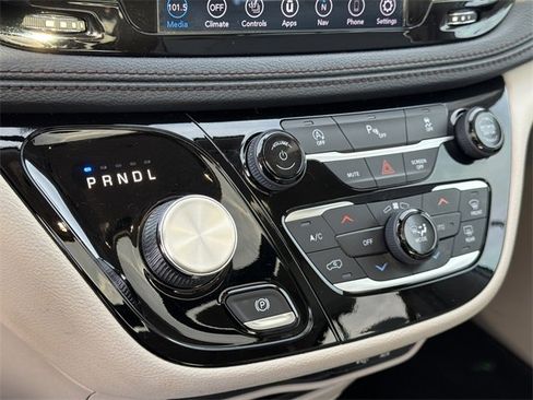 Used 2020 Chrysler Pacifica Limited image 29