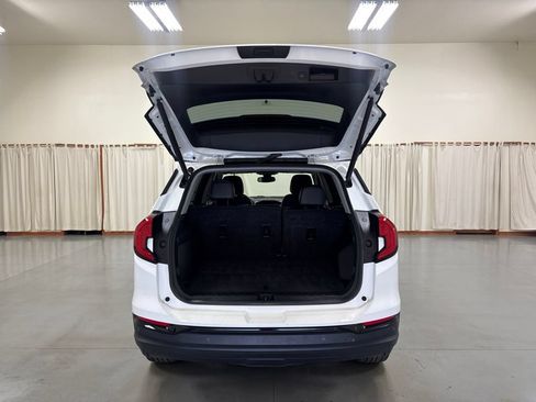 Used 2023 GMC Terrain SLT w/ Tech Package FWD image 9