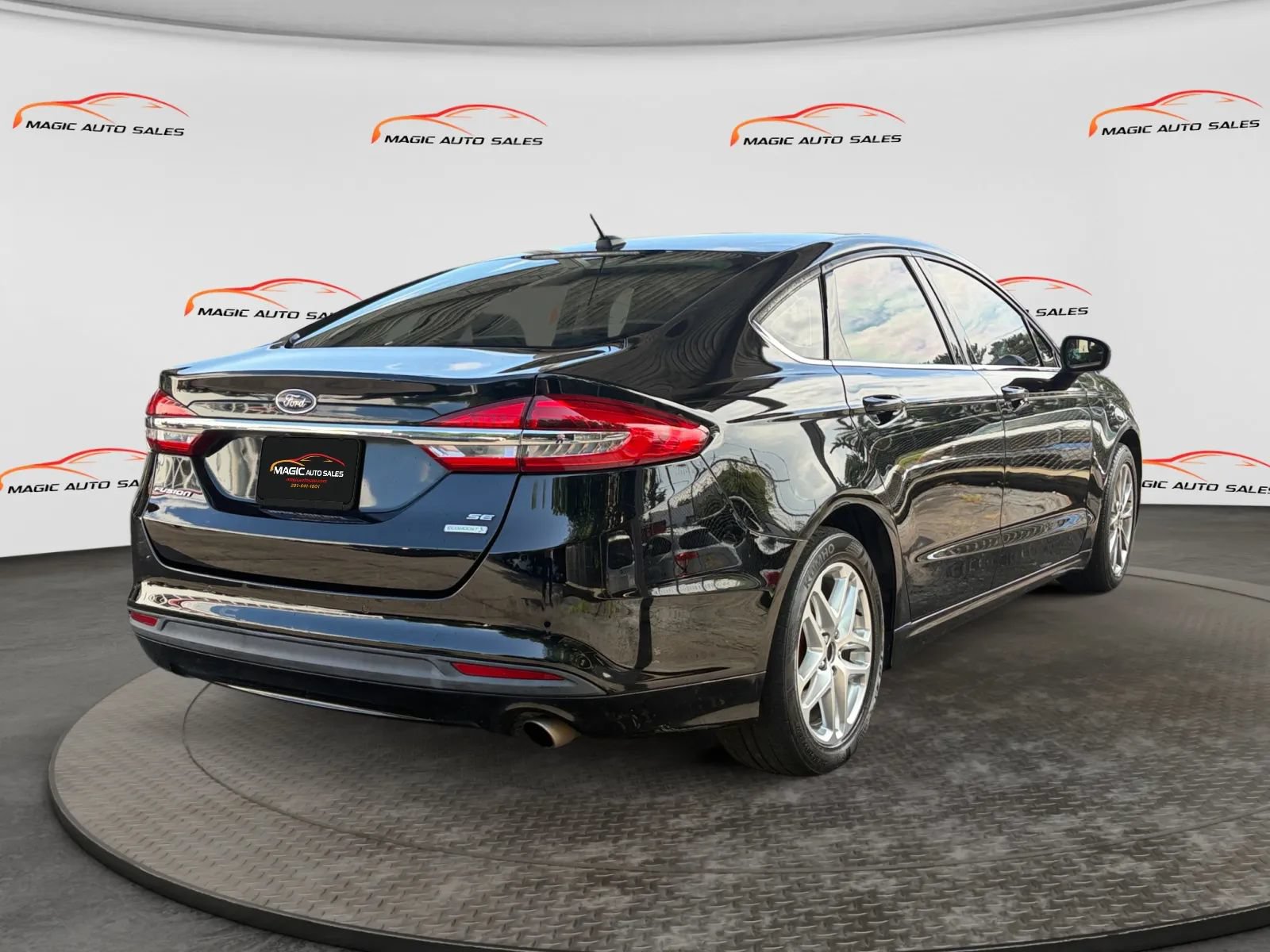 Used 2017 Ford Fusion SE w/ Fusion SE Technology Package FWD image 10