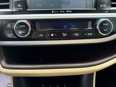 Used 2019 Toyota Highlander Limited Platinum AWD/4WD image 20