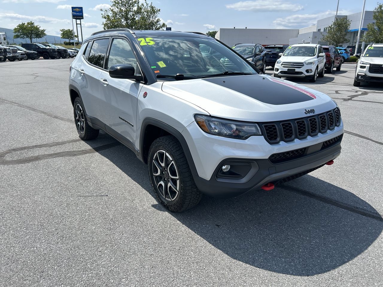 Used 2025 Jeep Compass Trailhawk AWD/4WD image 1