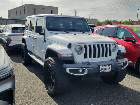 Used 2019 Jeep Wrangler Unlimited Sahara AWD/4WD image 3