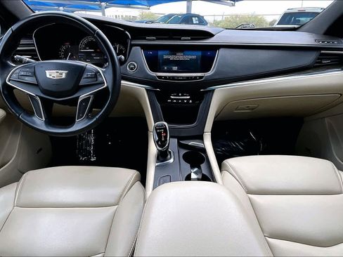 Used 2018 Cadillac XT5 FWD image 16
