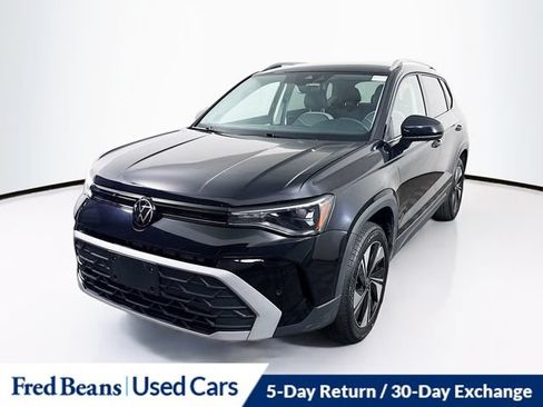 Used 2025 Volkswagen Taos SE AWD/4WD image 3