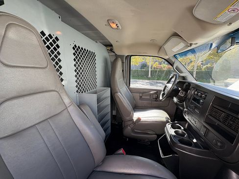 Used 2017 Chevrolet Express 2500 Extended image 23