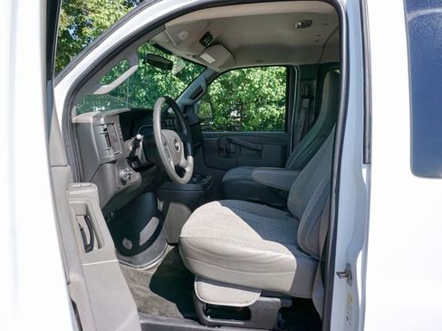 Used 2017 Chevrolet Express 3500 LT w/ LT Preferred Equipment Group RWD image 8