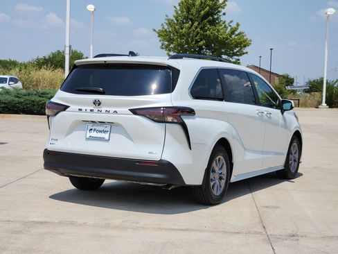 Used 2026 Toyota Sienna XLE FWD image 7