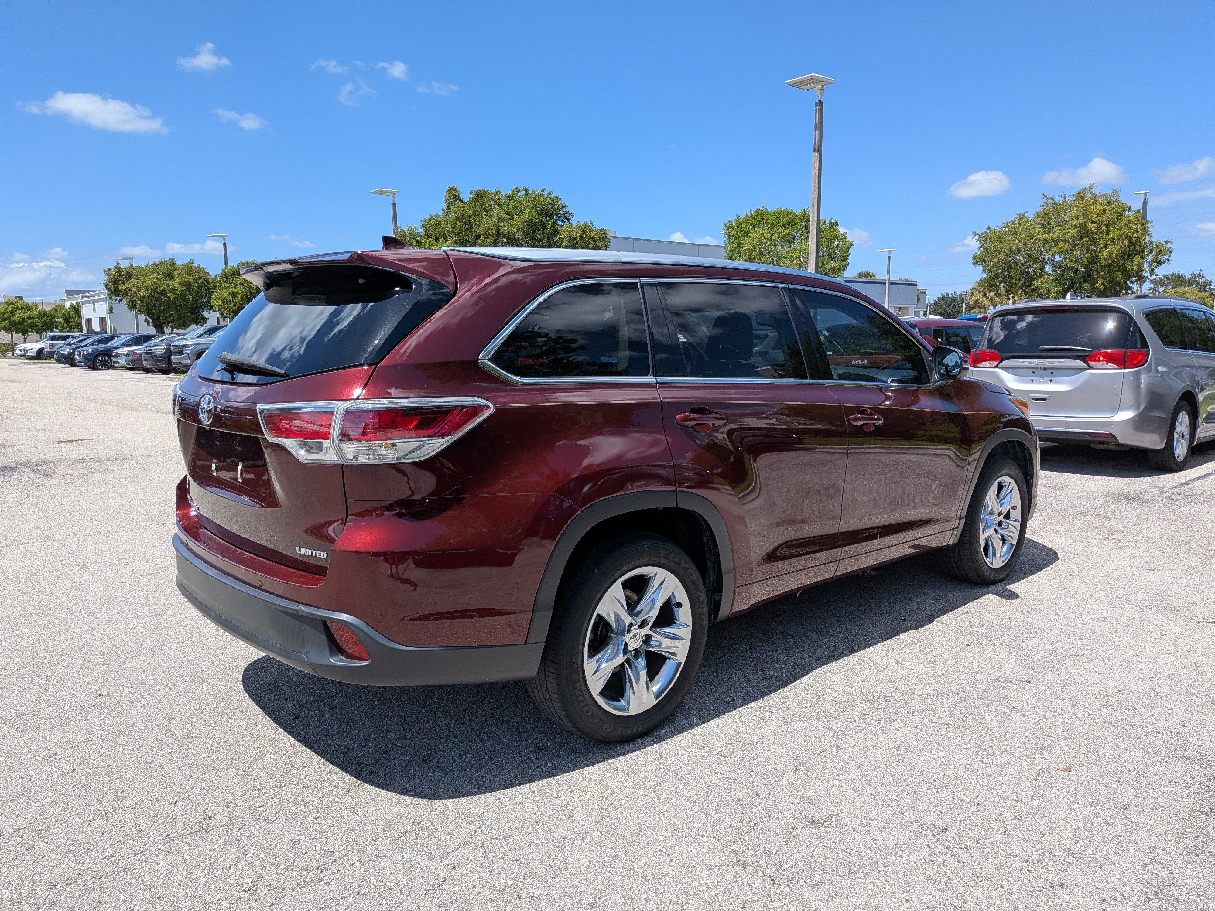 Used 2015 Toyota Highlander Limited w/ Driver Technology Package FWD image 4