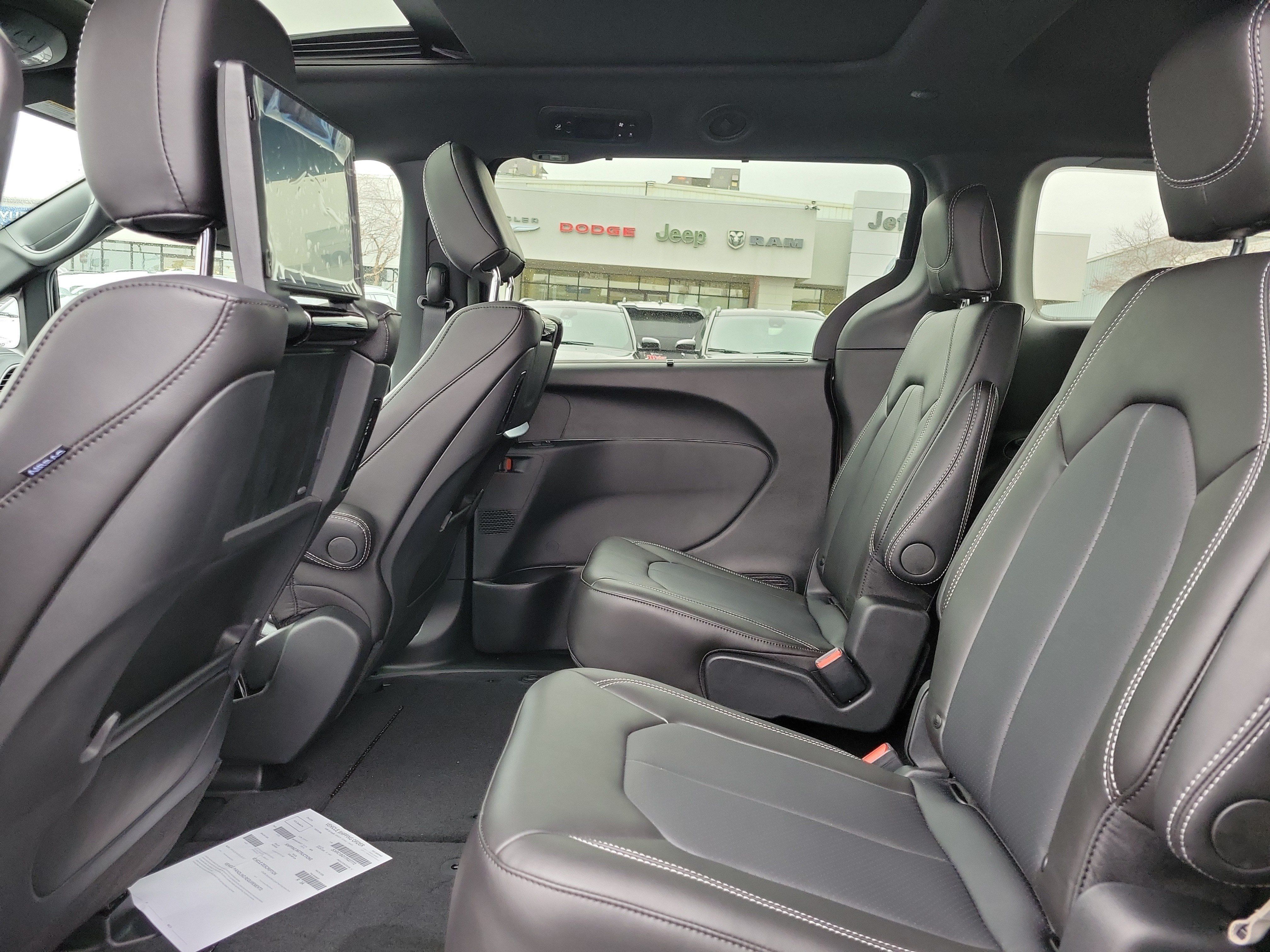 New 2026 Chrysler Pacifica Select FWD image 15