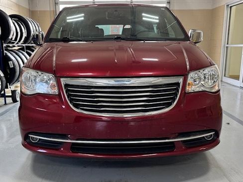 Used 2015 Chrysler Town & Country Touring-L w/ Driver Convenience Group image 3