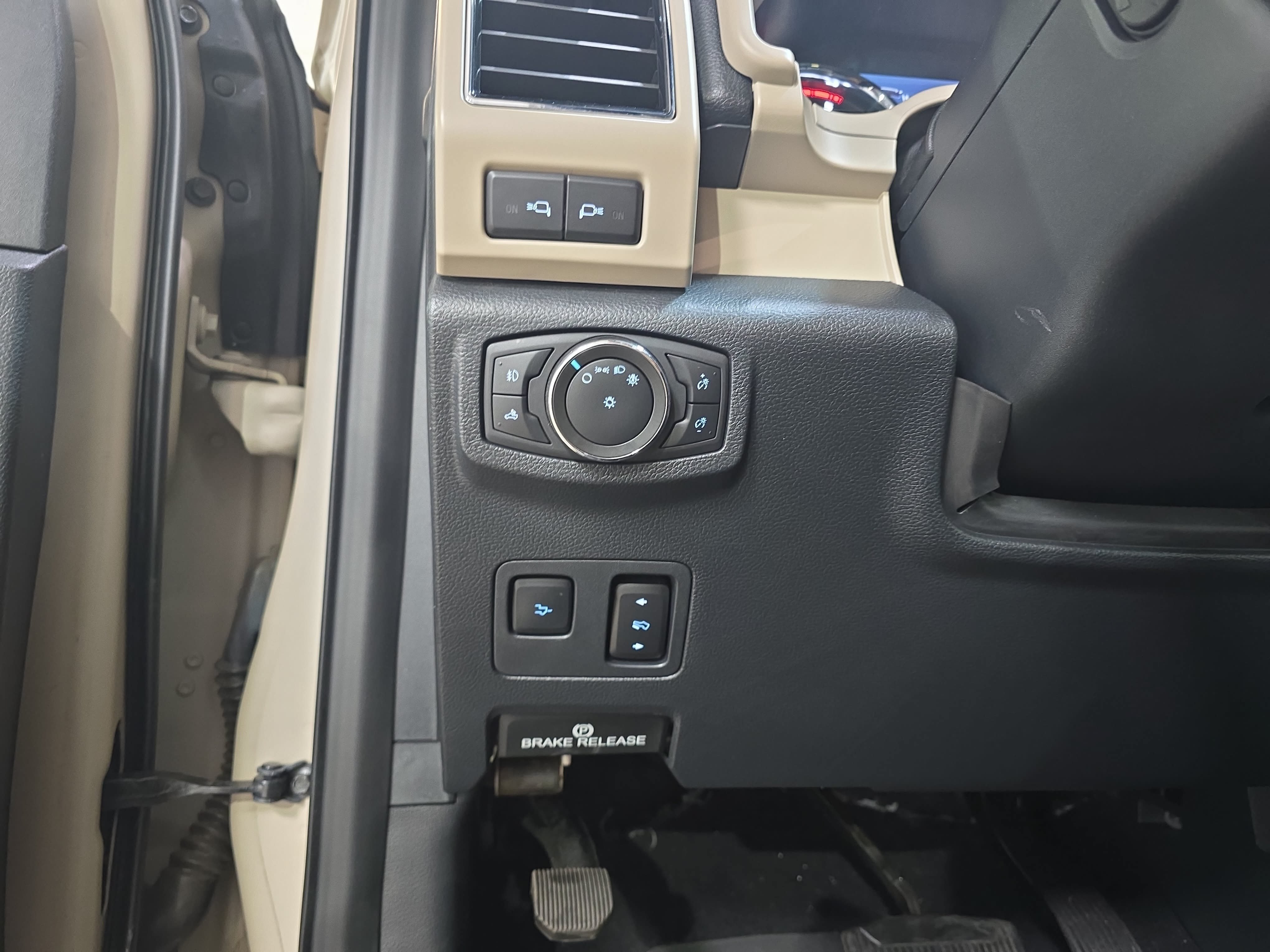 Used 2022 Ford F250 Lariat w/ Black Appearance Package AWD/4WD image 23