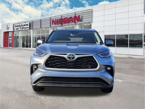 Used 2022 Toyota Highlander XLE image 2