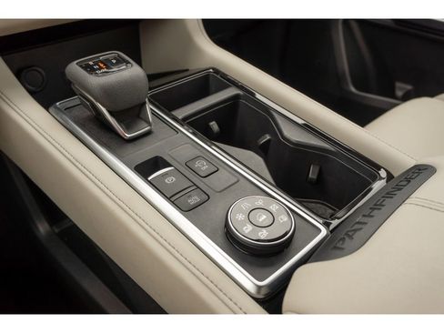 Used 2024 Nissan Pathfinder SL image 29