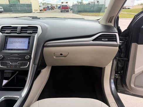 Used 2019 Ford Fusion SE image 24