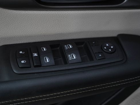 Used 2023 Chrysler Pacifica Touring-L FWD image 23