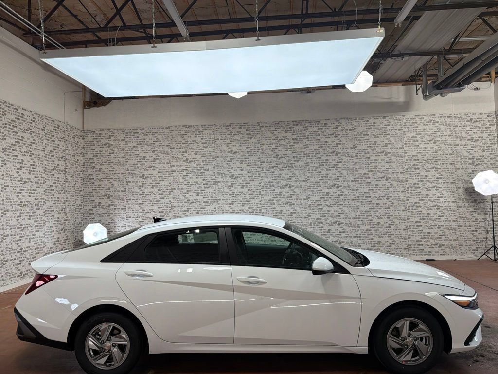New 2026 Hyundai Elantra SE FWD image 8