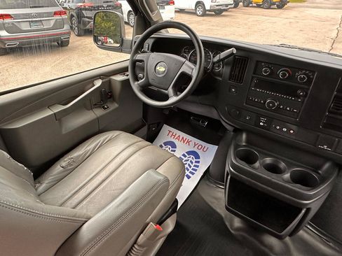 Used 2018 Chevrolet Express 2500 Extended RWD image 28